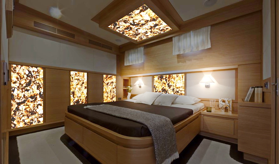 Спальня в каюте яхты, украшена панелями из шоколадного кварца, фото