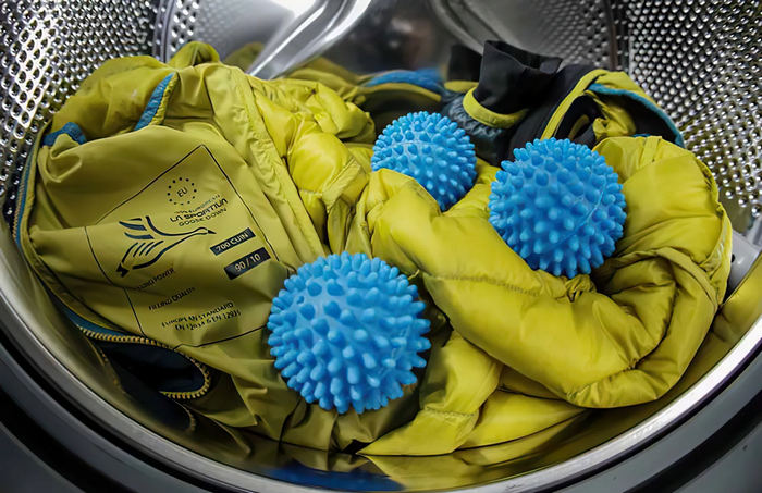 как правильно постирать пуховик в стиральной машине автомат с мячиками